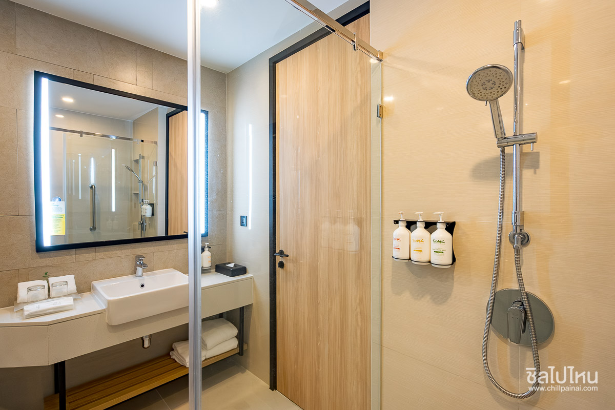 Holiday_Inn_Suites_Siracha_11