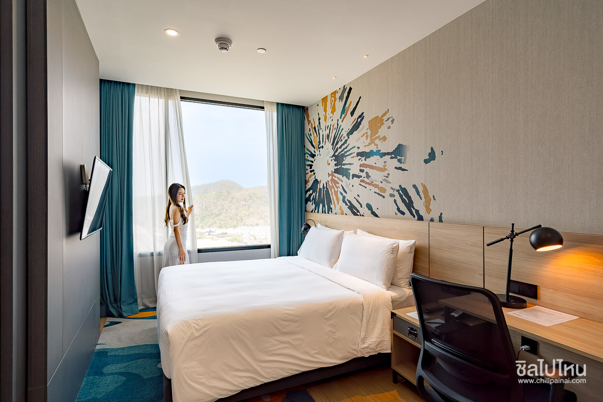 Holiday_Inn_Suites_Siracha_23