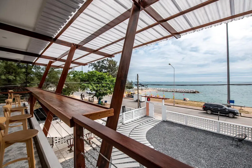 20 ที่พักใกล้หาดแหลมเจริญ ระยอง ที่จัดคอนเสิร์ต Rock on the Beach เดินทางไปดูคอนเสิร์ตสะดวก