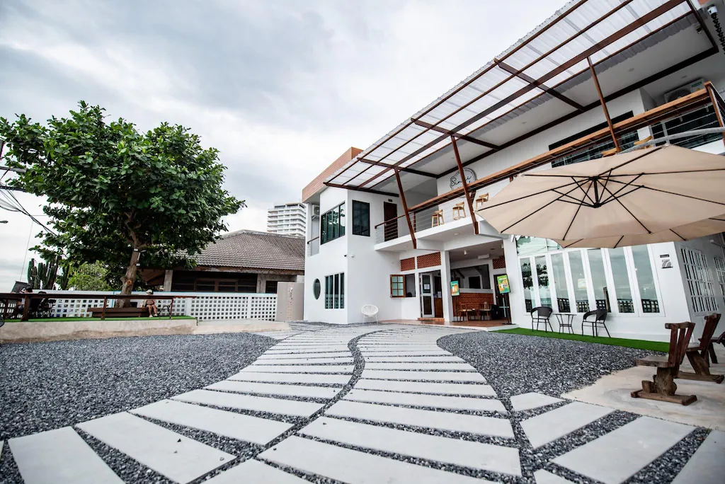 20 ที่พักใกล้หาดแหลมเจริญ ระยอง ที่จัดคอนเสิร์ต Rock on the Beach เดินทางไปดูคอนเสิร์ตสะดวก