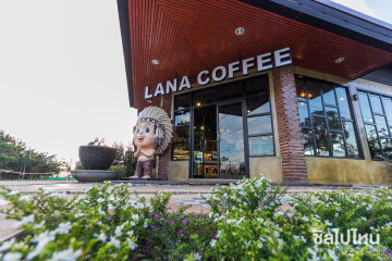 Lana Coffee เชียงใหม่: ร้านกาแฟในสวนสีลูกกวาด