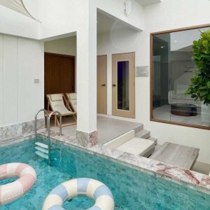 พูลวิลล่าบางแสน : Swan Private Pool Villa สำหรับ 6  ท่าน