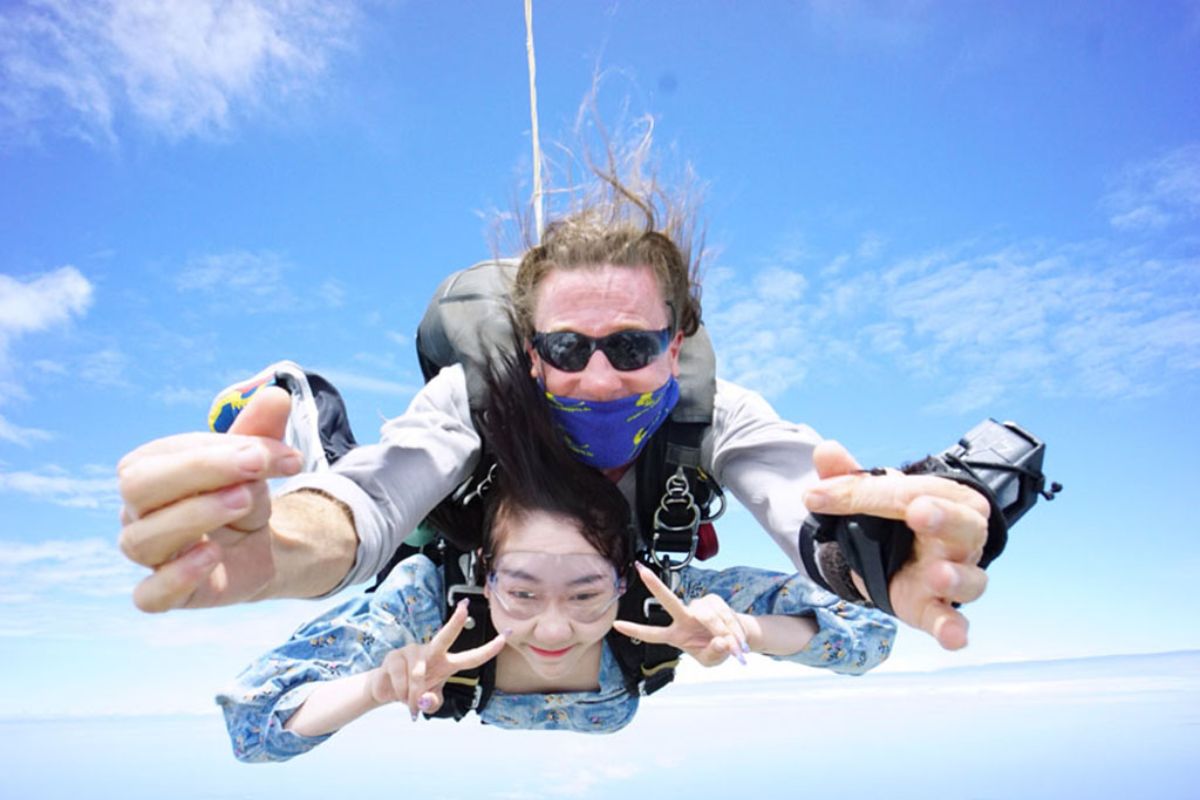 ตั๋วกิจกรรมกระโดดร่ม Tandem Jump พร้อมครูฝึกมืออาชีพ มีรถรับ-ส่ง สำหรับผู้ใหญ่ 1 ท่าน, พัทยา