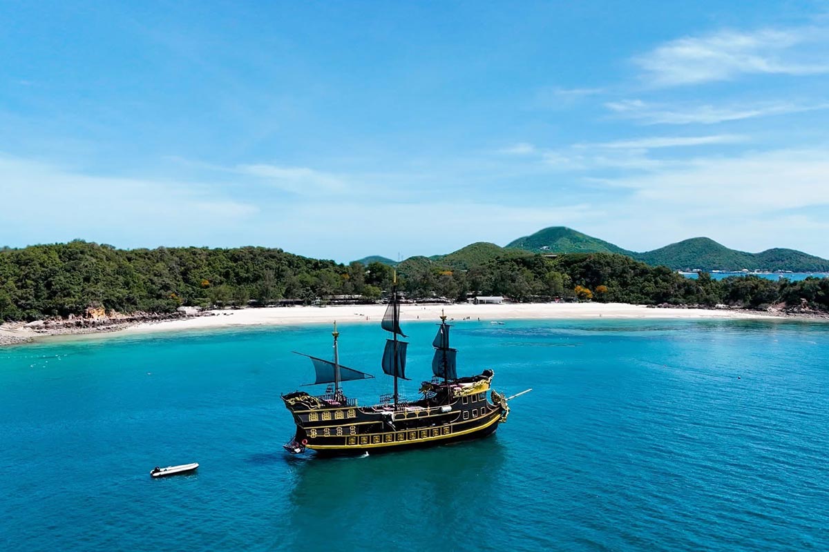 One day trip : ล่องเรือโจรสลัด เกาะสาก-เกาะล้าน+ รถรับส่ง , พัทยา (จอย)