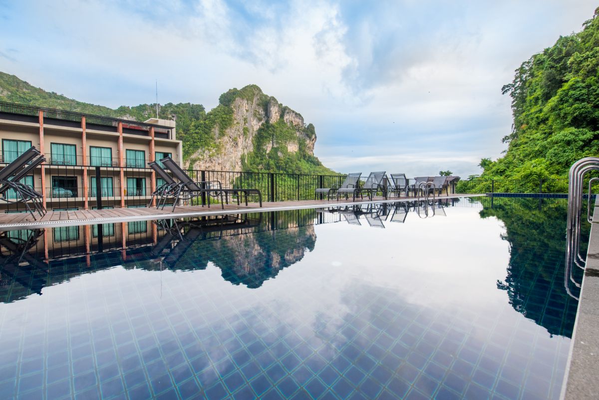 แพ็คเกจกระบี่ 3 วัน 2 คืน พักที่ SUGAR MARINA HOTEL - CLIFFHANGER- AONANG + เดย์ทริปเกาะพีพี เกาะไผ่ อ่าวมาหยา + รถเช่า 48 ชม.