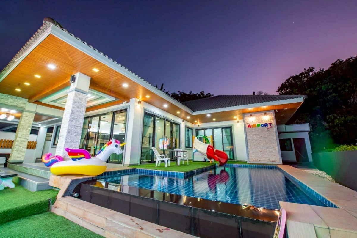 พูลวิลล่าบางเสร่ : Airport pool villa พักได้ 10-15 ท่าน สัตหีบ,ชลบุรี