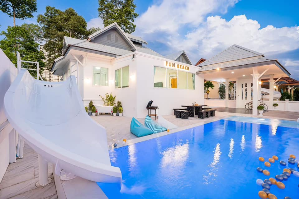 พูลวิลล่าพัทยา : Fun Beach Pool Villa สำหรับ 15 ท่าน