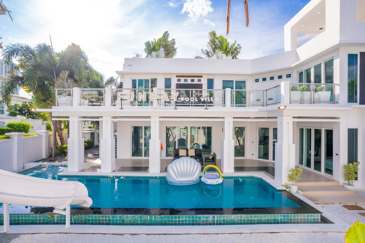 พูลวิลล่าพัทยา : Funday Pool Villa 4 ห้องนอน สำหรับ 14 ท่าน