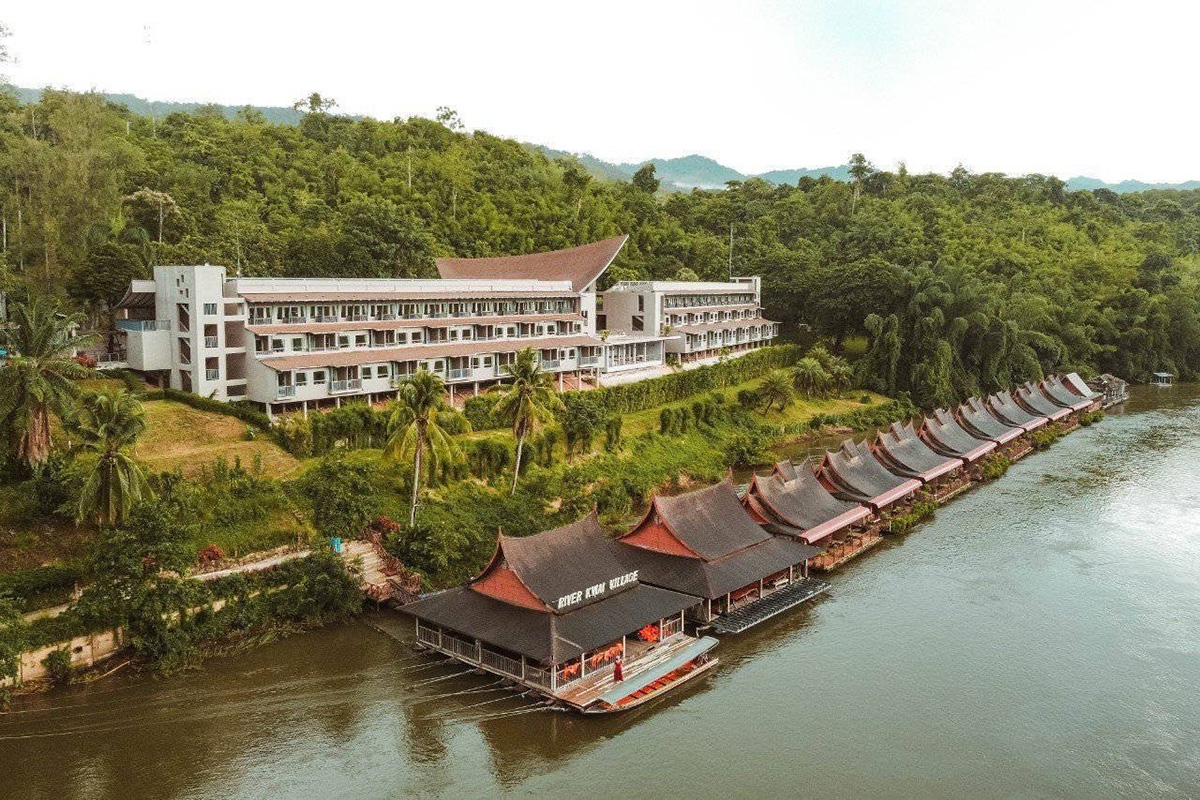 River Kwai Village (ริเวอร์แคว วิลเลจ) ห้องคลิฟวิง หรือ ห้องพักแพ 2 ท่าน รวมอาหารเช้า+กิจกรรมสปา , กาญจนบุรี
