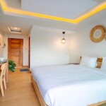 Samed Seaside Resort (เสม็ด ซีไซด์ รีสอร์ท) ห้อง เตียงใหญ่พร้อมวิวทะเลบางส่วน 2 ท่าน เกาะเสม็ด