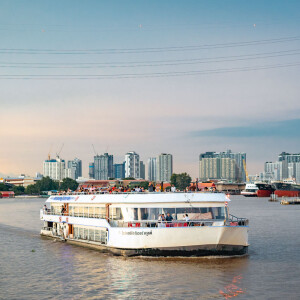 บุฟเฟ่ต์ดินเนอร์บนเรือหรูล่องแม่น้ำเจ้าพระยา รอบ Twilight White Orchid River Cruise สำหรับผู้ใหญ่ 1 ท่าน